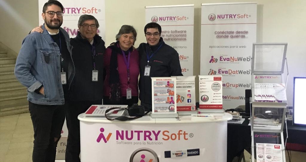 Equipo de NutrySoft en su stand durante un congreso de nutrición